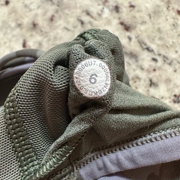 NEW LULU LEMON CAMO SPORTS BRA SIZE 6 - Picture 3 of 3